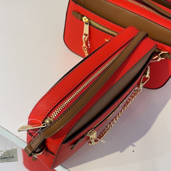 MICHAEL KORS
Jet Set Item Large EW Zip Chain XBody Saffiano Leather Crossbody - Picture 4 of 16